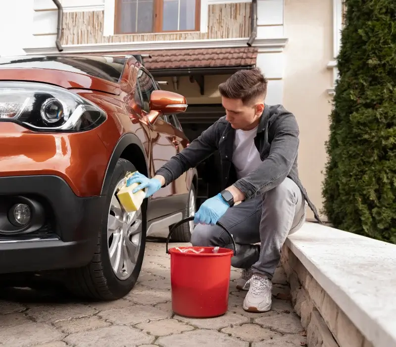 Lavage auto à domicile Saint-Affrique : professionnel intervenant sur un véhicule